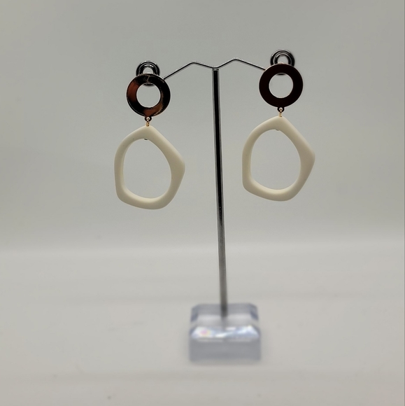 Jewelry - Gold & white drop earrings